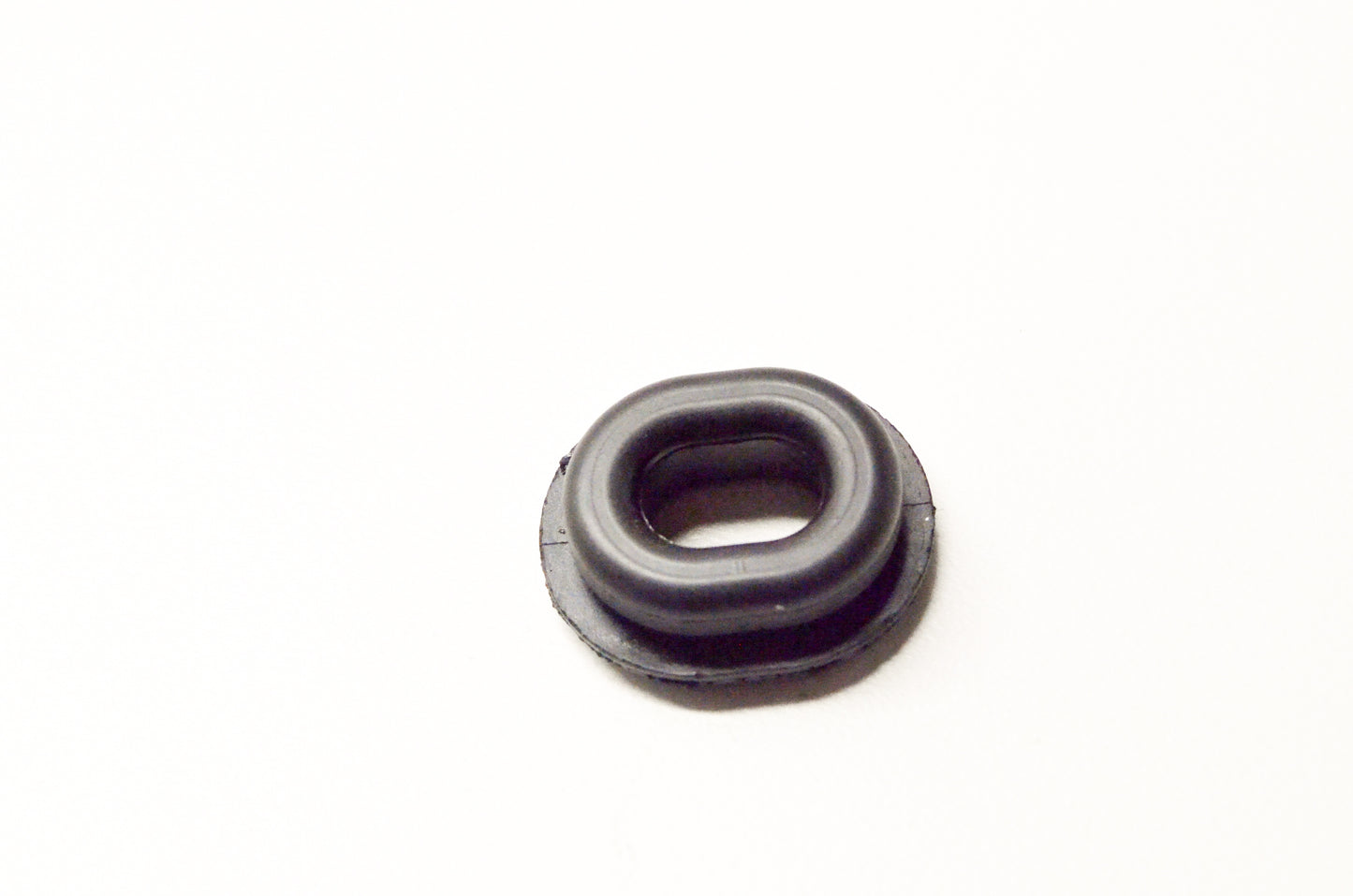 New OEM Yamaha 90480-01558-00 Grommet NOS