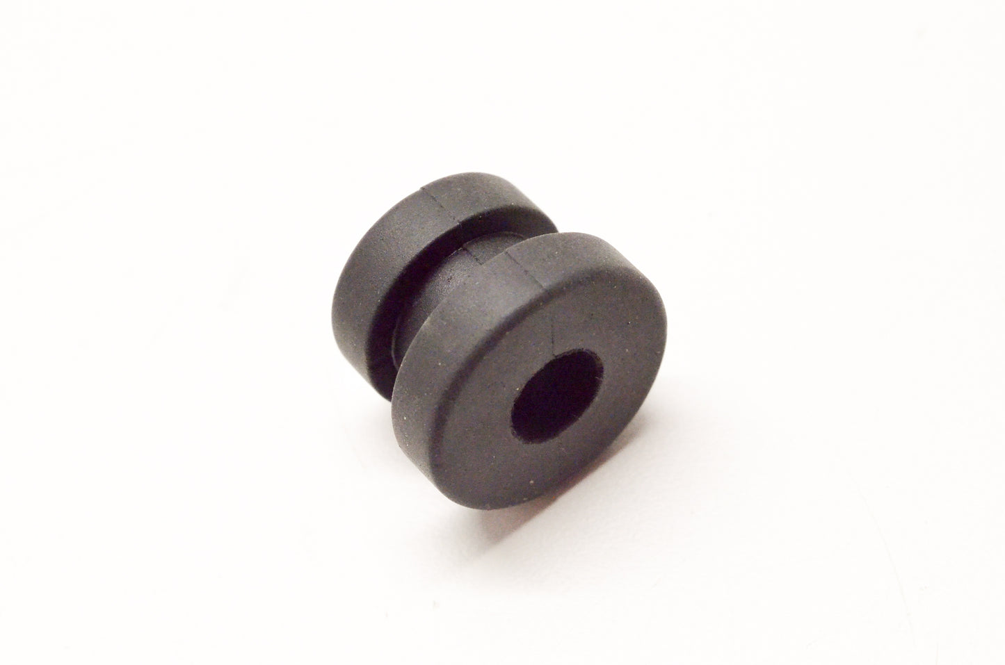 New OEM Yamaha 90480-18005-00 OEM Yamaha 90480-18005-00 Grommet NOS NOS
