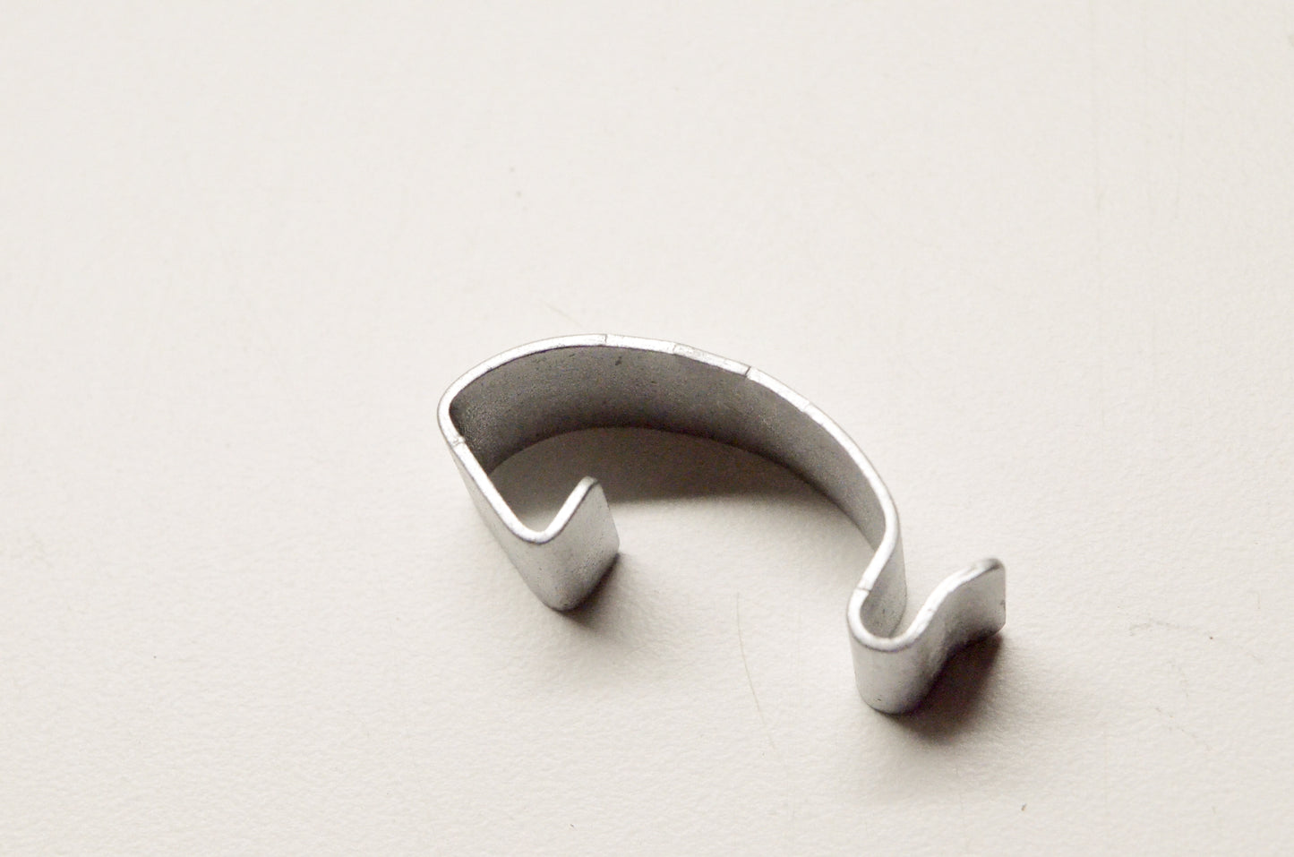 New OEM Yamaha 5UH-E4424-00-00 Cap Fitting Clip NOS