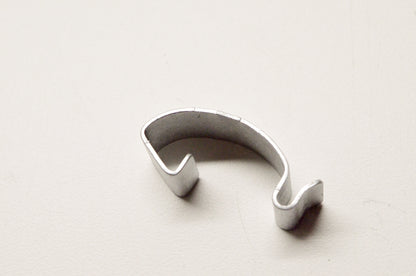 New OEM Yamaha 5UH-E4424-00-00 Cap Fitting Clip NOS