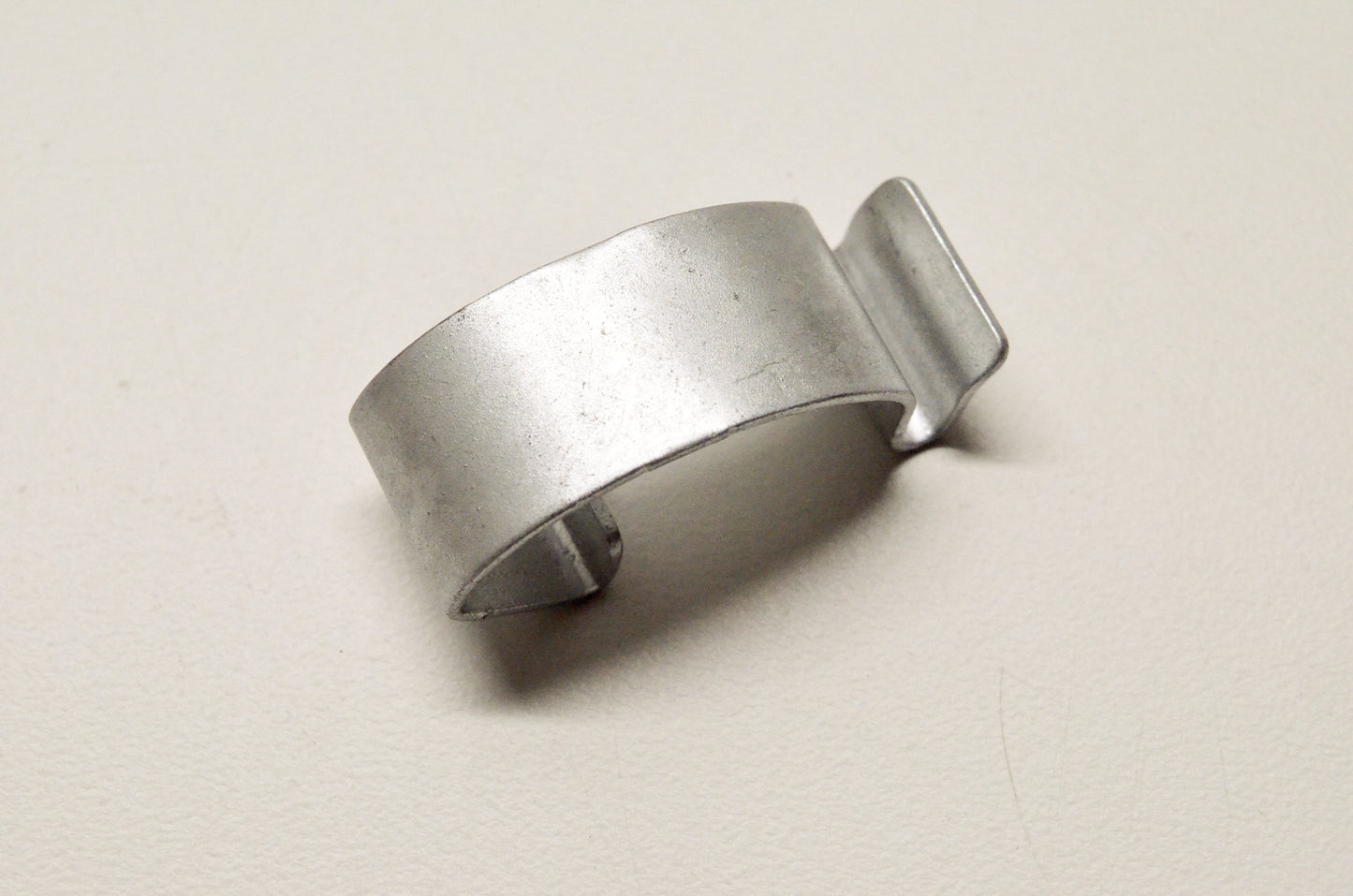 New OEM Yamaha 5UH-E4424-00-00 Cap Fitting Clip NOS