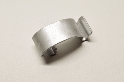 New OEM Yamaha 5UH-E4424-00-00 Cap Fitting Clip NOS