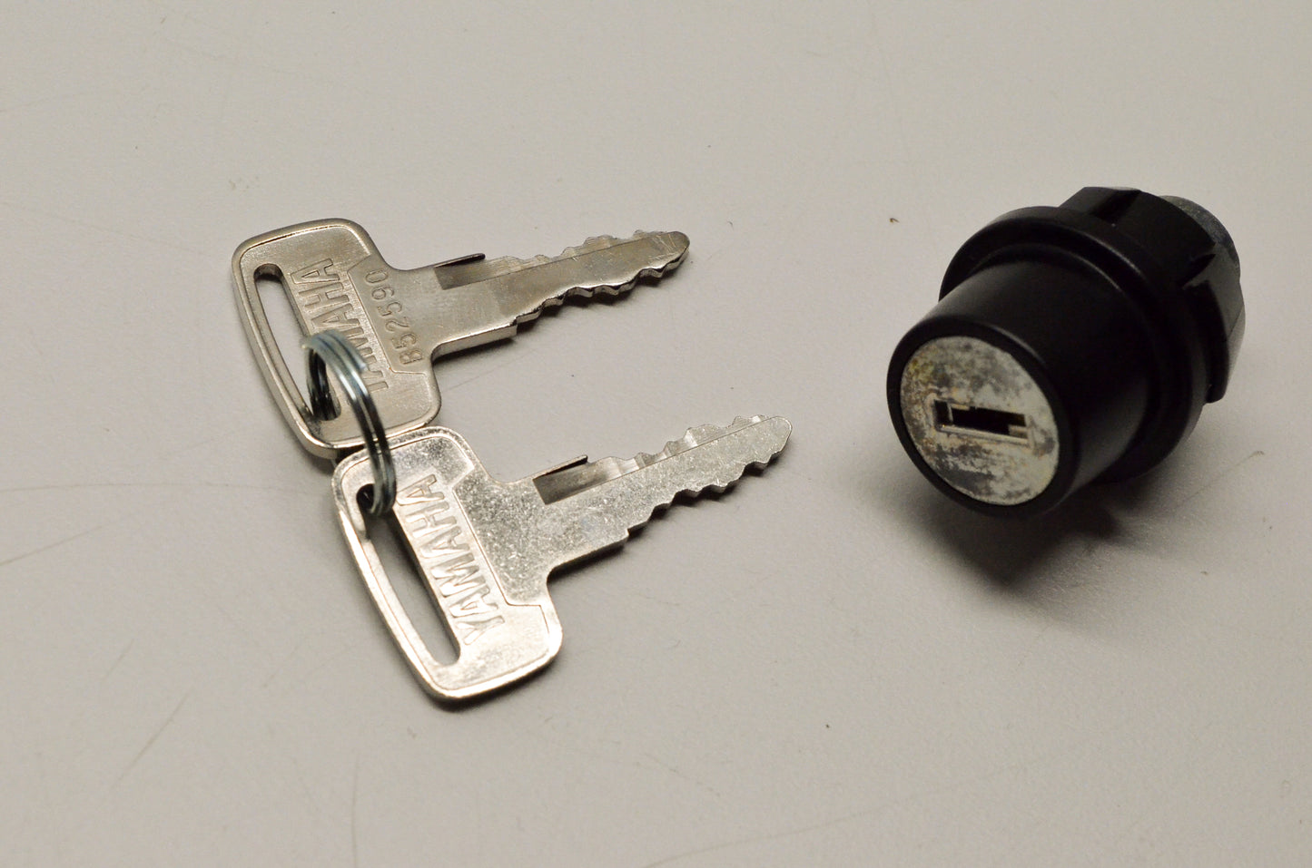 New OEM Yamaha 1YU-W2470-00-00 Seat Lock Assembly NOS
