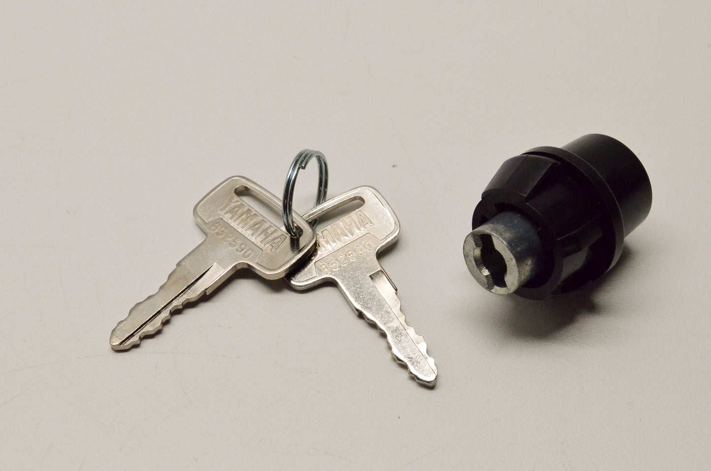 New OEM Yamaha 1YU-W2470-00-00 Seat Lock Assembly NOS