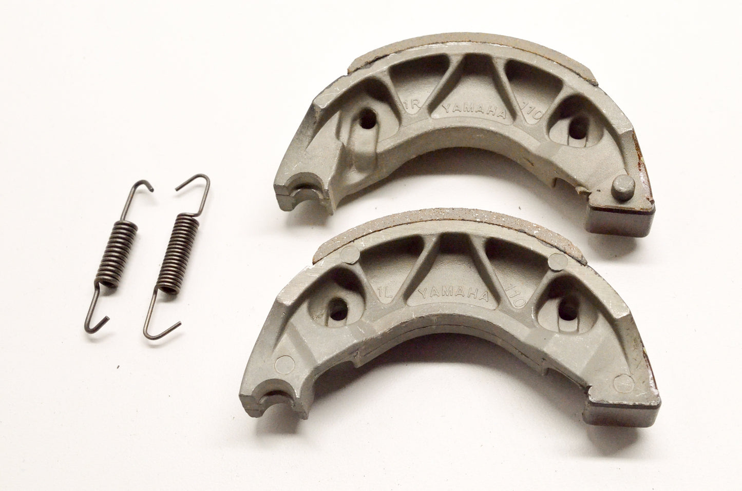 New OEM Yamaha 5YR-XF533-00-00 Brake Shoe Set NOS