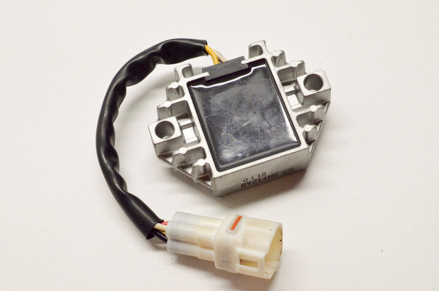 New OEM Yamaha 5TG-81960-00-00 Rectifier & Regulator NOS