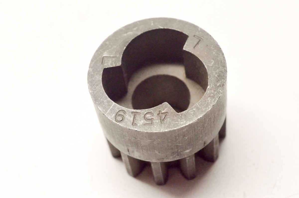 Cub Cadet IH-542835-R1 Pinion Gear RH NOS