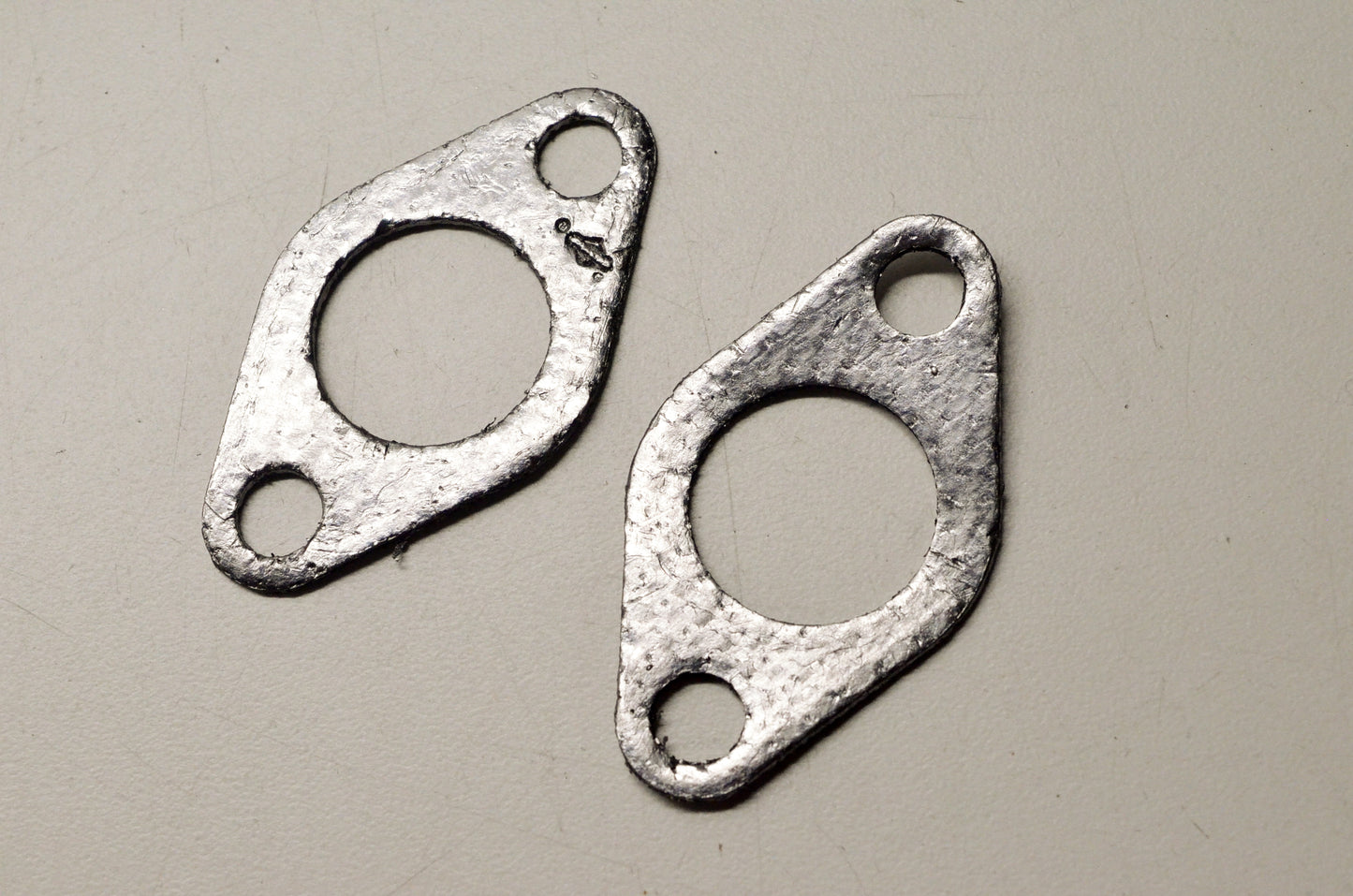 OEM Briggs & Stratton 690970 Exhaust Gasket Qty 2 NOS