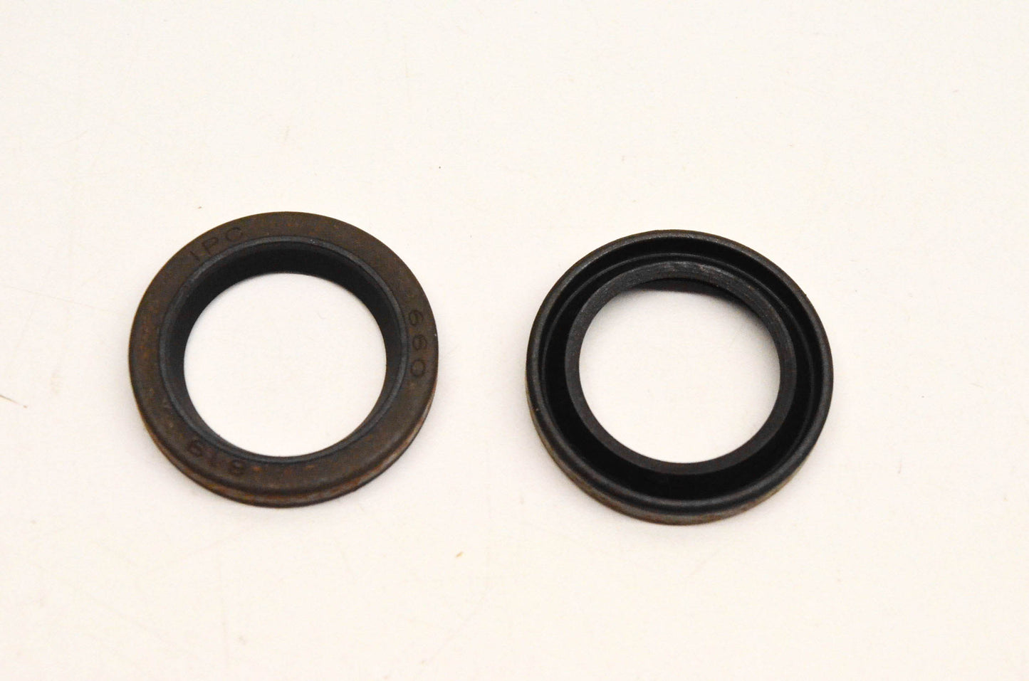 New OEM Briggs & Stratton 299819S Oil Seal Qty 2 NOS