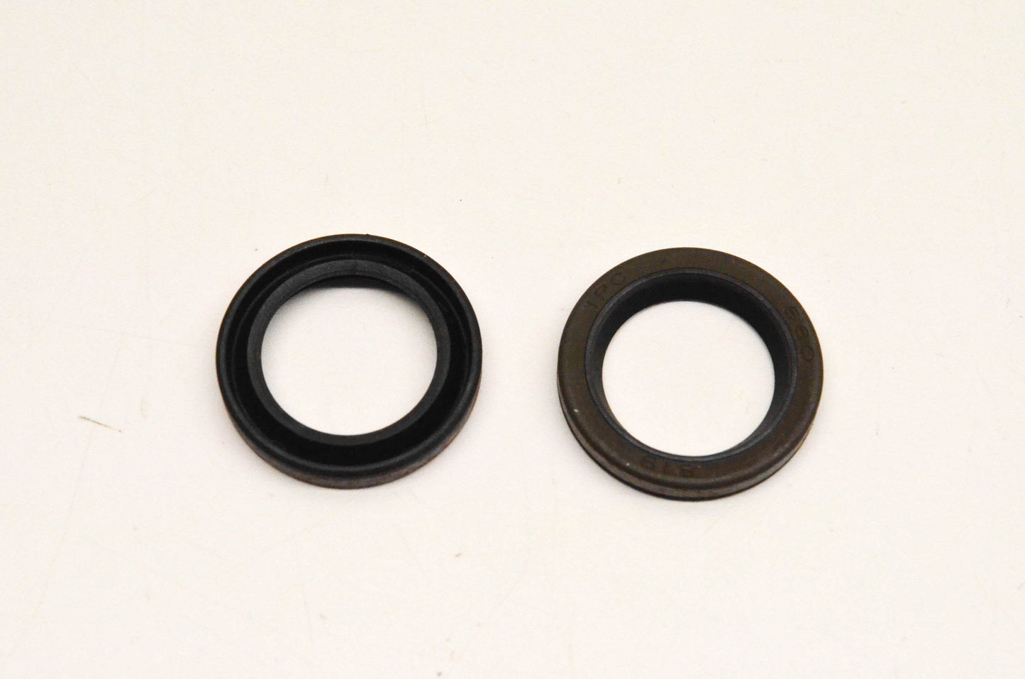 New OEM Briggs & Stratton 299819S Oil Seal Qty 2 NOS