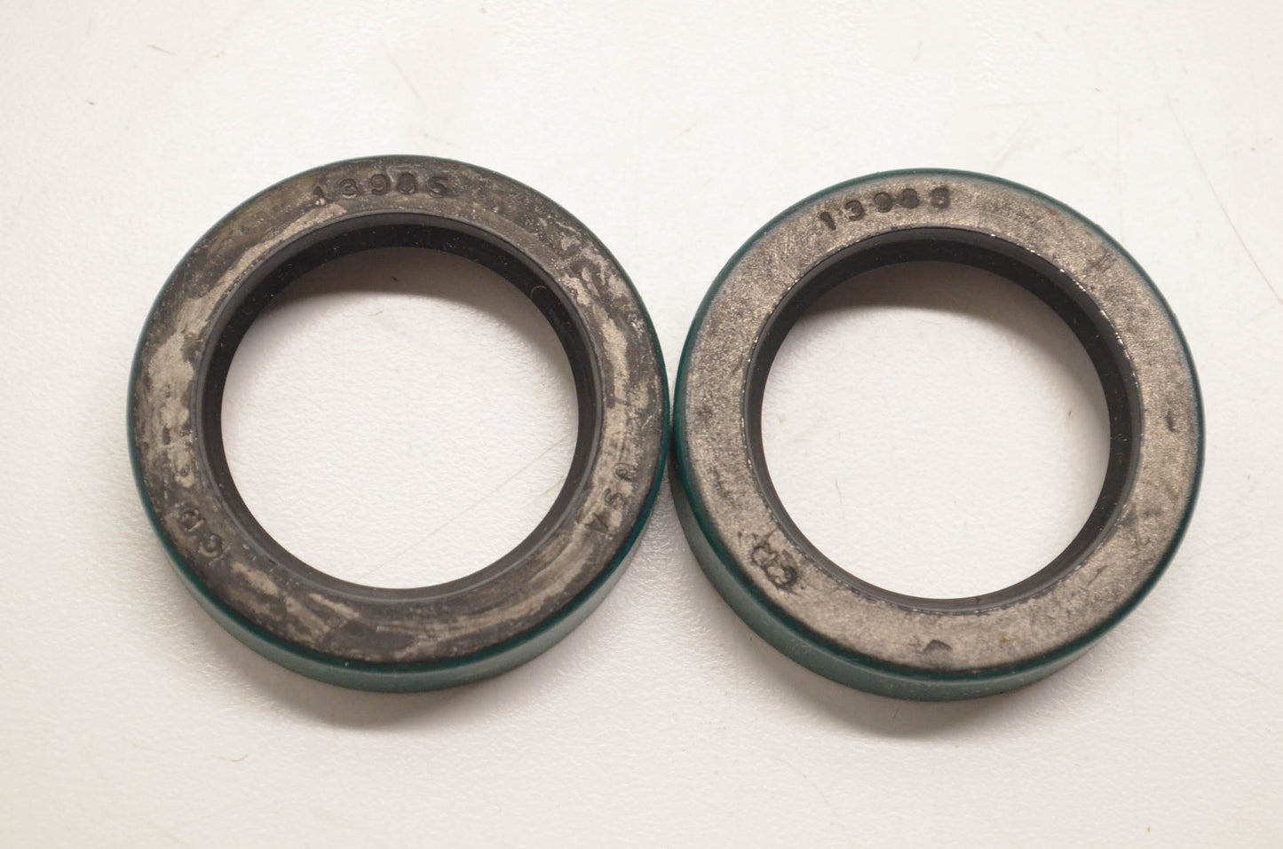 CR 13985 Oil Seals Qty 2 NOS