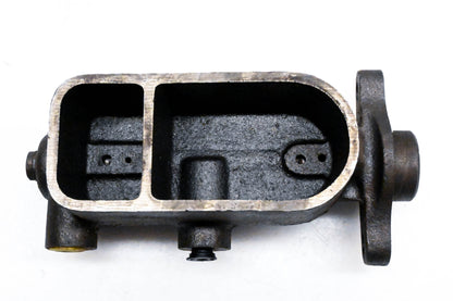 EIS 136, 77005 Master Cylinder NOS