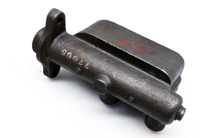 EIS 136, 77005 Master Cylinder NOS