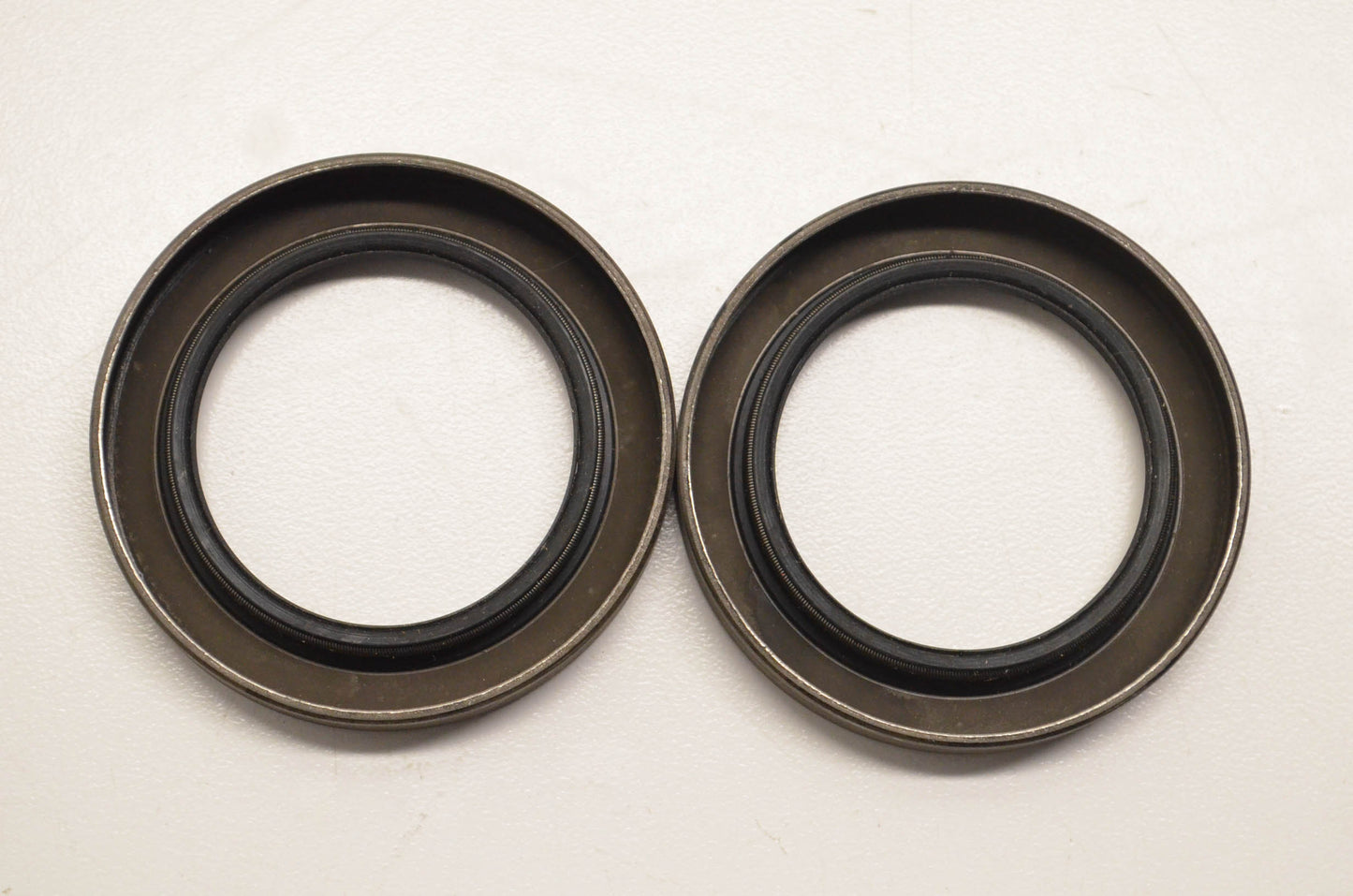 CR 16085 Oil Seals Qty 2 NOS