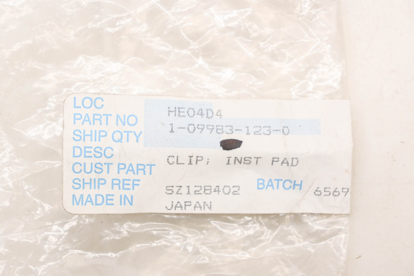 Isuzu 1-09983-123-0, 1-09983123-0 Instrument Pad Clip NOS