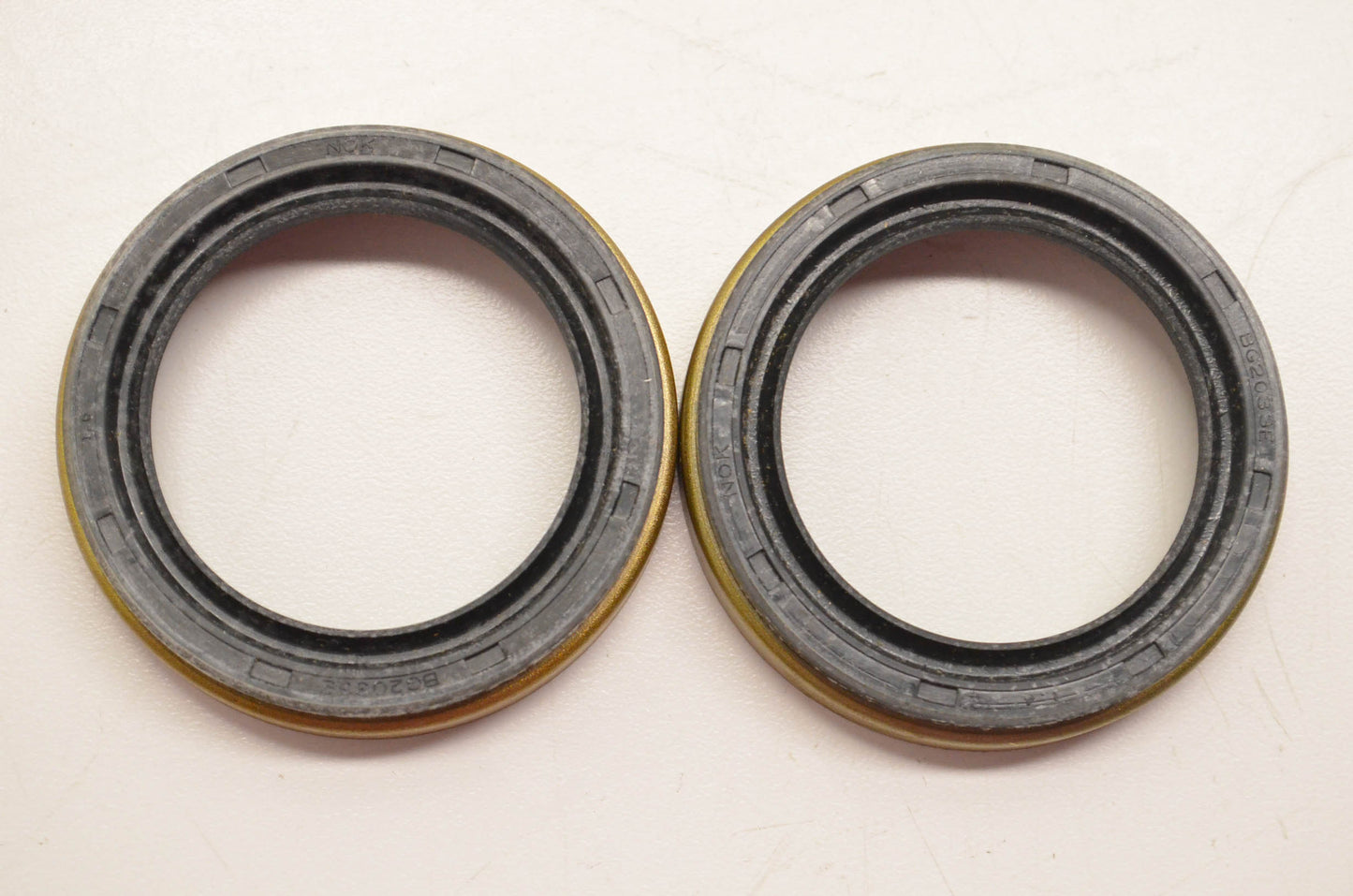 CR 18454 Oil Seals Qty 2 NOS