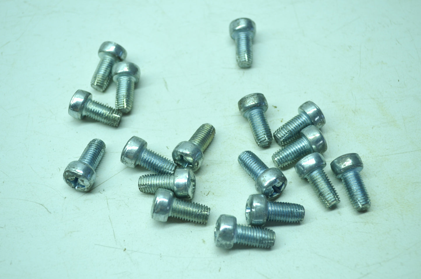 OEM Harley-Davidson 915 Screw Qty 17 NOS