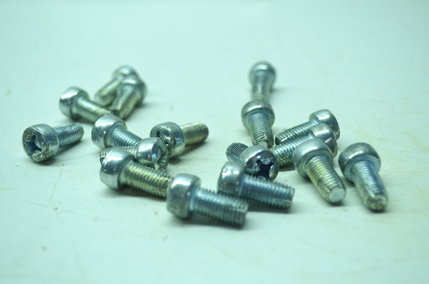 OEM Harley-Davidson 915 Screw Qty 17 NOS