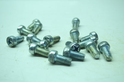OEM Harley-Davidson 915 Screw Qty 17 NOS