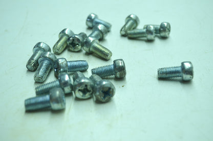 OEM Harley-Davidson 915 Screw Qty 17 NOS