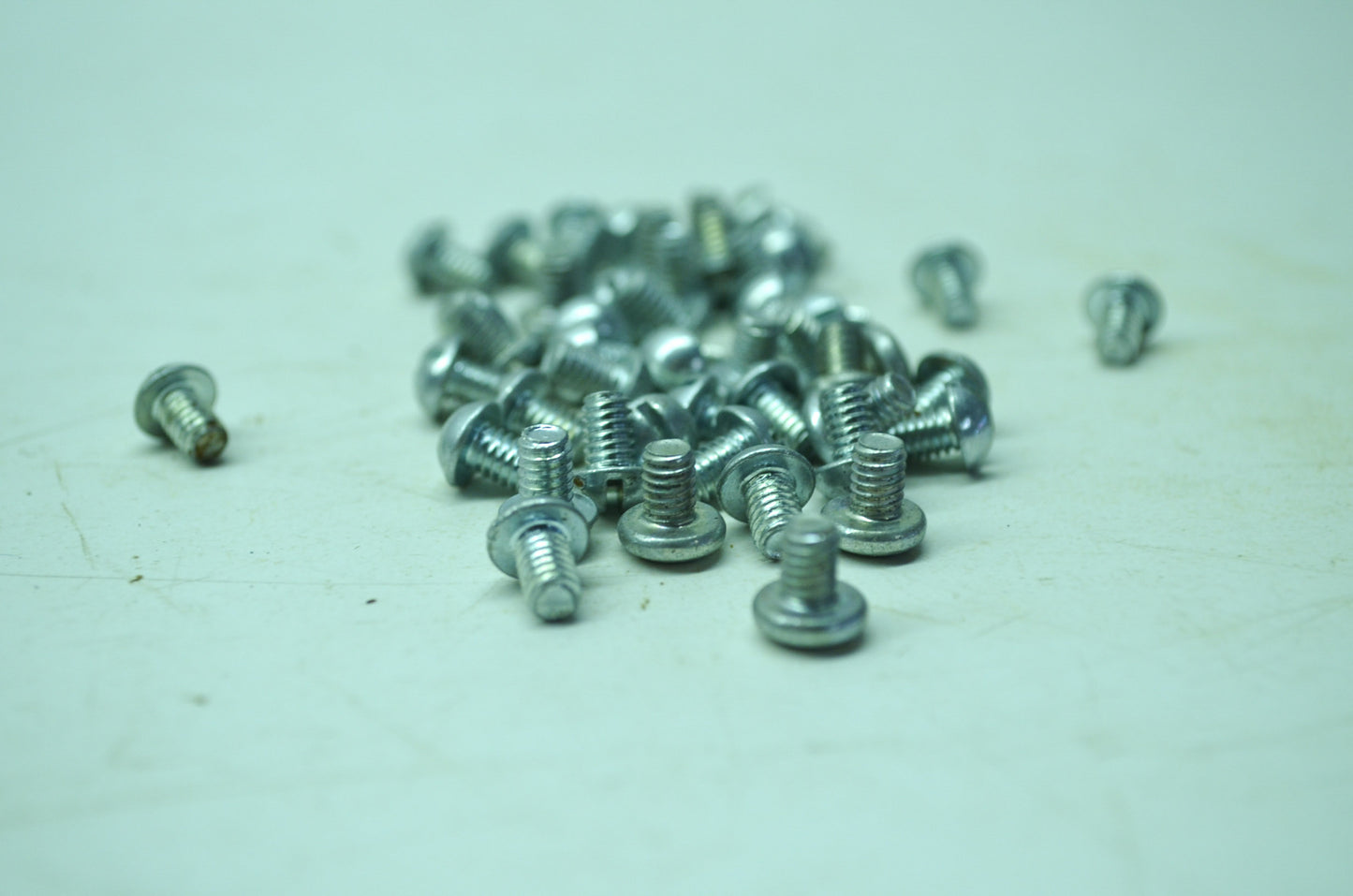 OEM Harley-Davidson 2594 Screw Qty 48 NOS