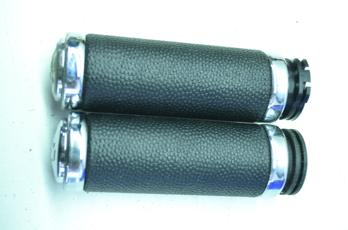 OEM Harley-Davidson 56600-98 Pebble Grain Grip Kit NOS