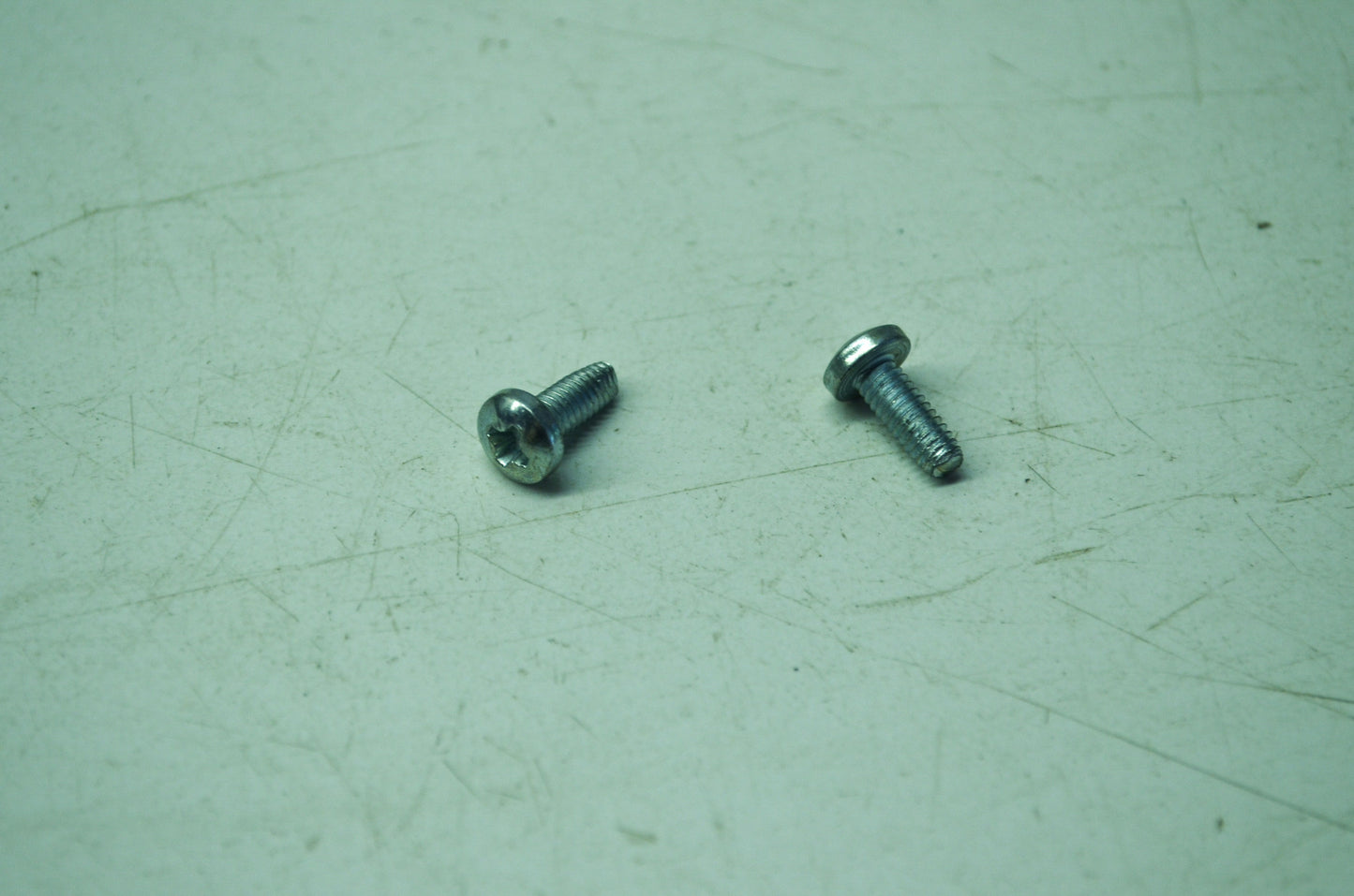 OEM Harley-Davidson 67727-87 Screw Qty 2 NOS