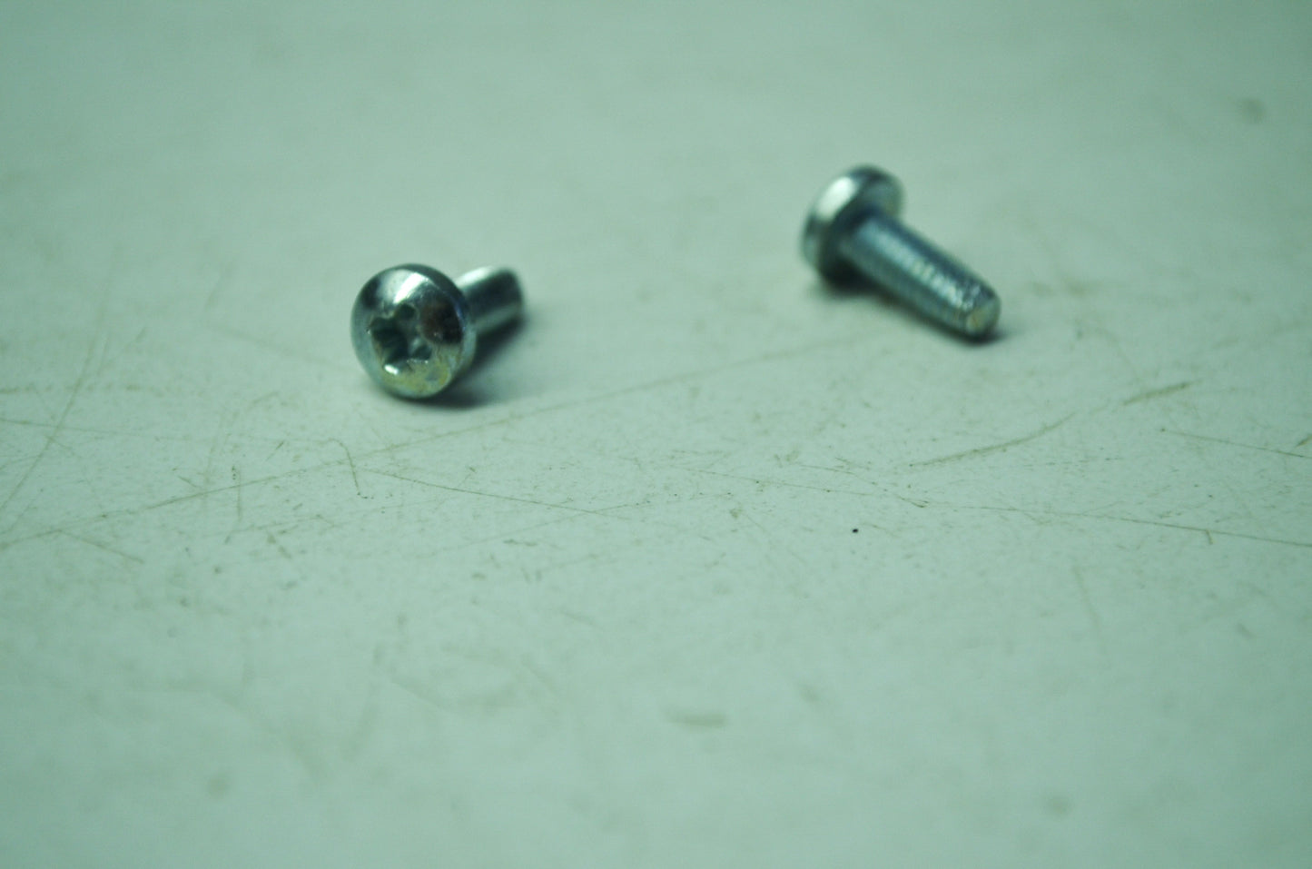 OEM Harley-Davidson 67727-87 Screw Qty 2 NOS