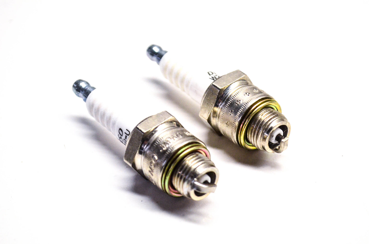 Denso W20SR-U, 3076 Spark Plug Qty 2 NOS