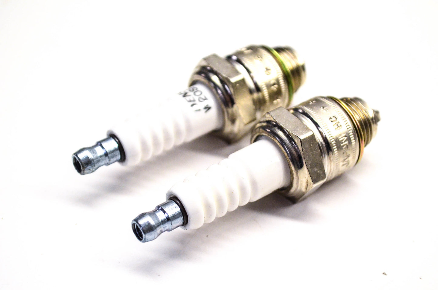 Denso W20SR-U, 3076 Spark Plug Qty 2 NOS