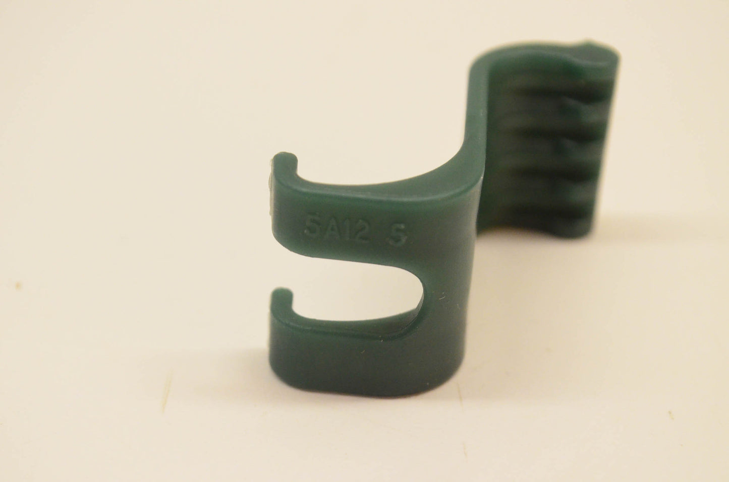 Rubbermaid 5A12 5 Big Max Shed Clip NOS