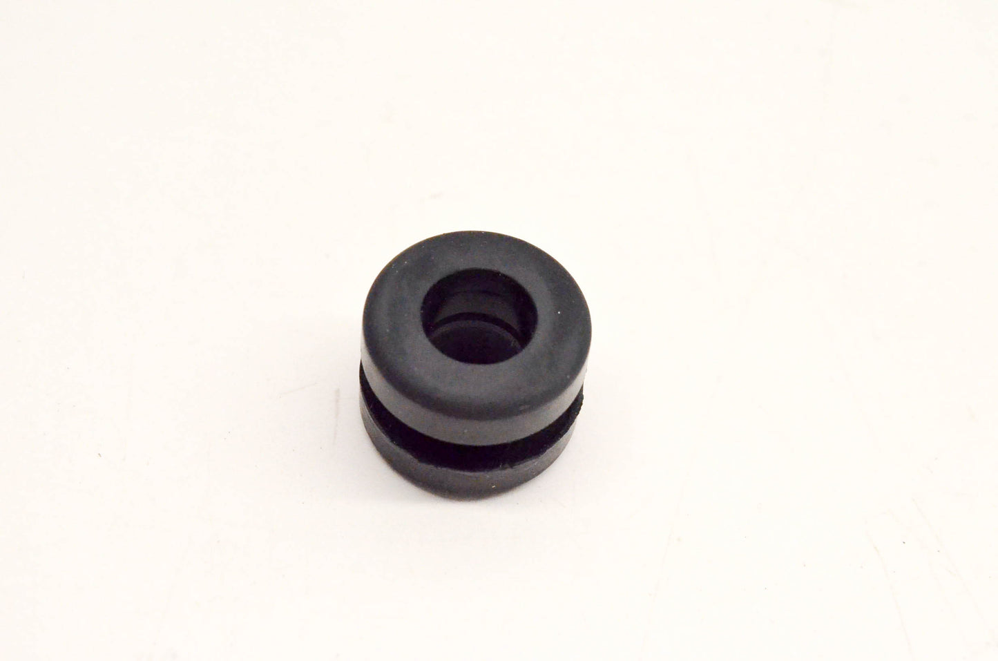 New OEM Yamaha 90480-14023-00 Grommet NOS