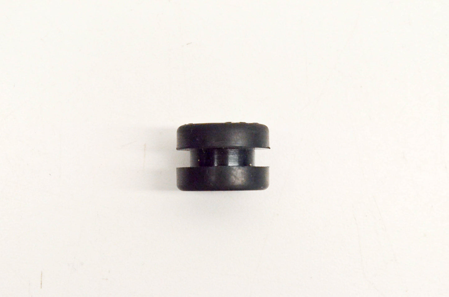 New OEM Yamaha 90480-14023-00 Grommet NOS