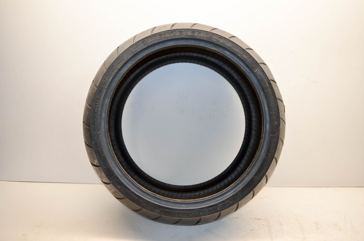 Metzeler ME880, 260/40BR 18 M/C 84V, 0302-0055 Rear Tire Marathon 260/40VR 18 M/C 84V NOS