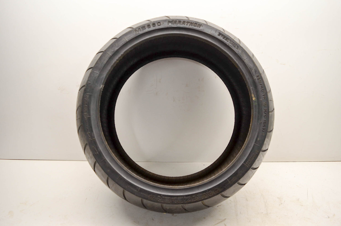 Metzeler ME880, 260/40BR 18 M/C 84V, 0302-0055 Rear Tire Marathon 260/40VR 18 M/C 84V NOS