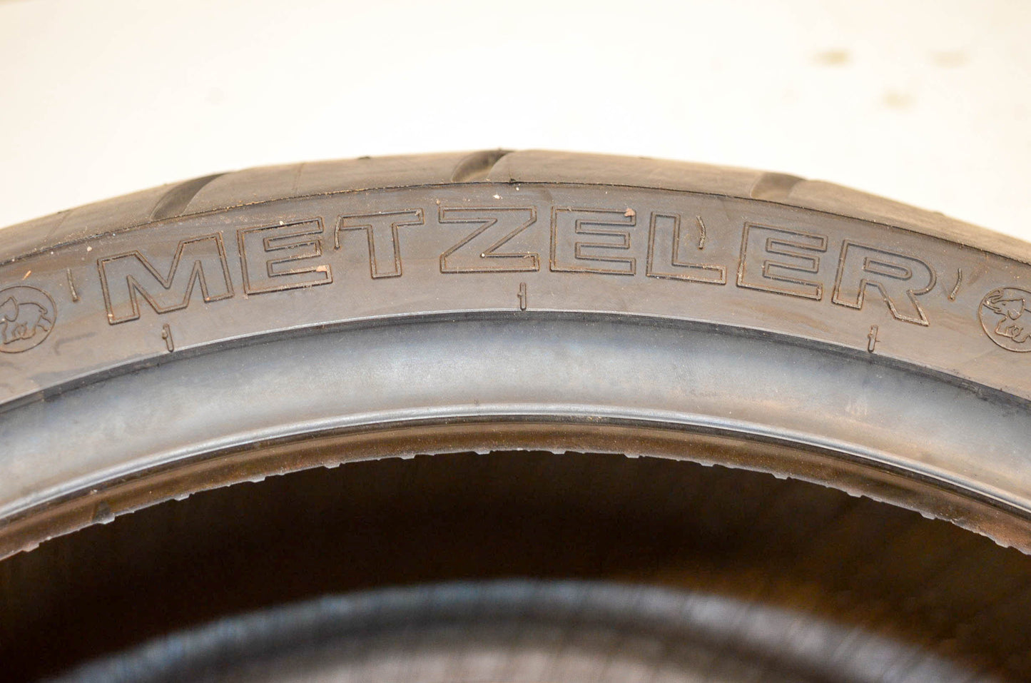 Metzeler ME880, 260/40BR 18 M/C 84V, 0302-0055 Rear Tire Marathon 260/40VR 18 M/C 84V NOS