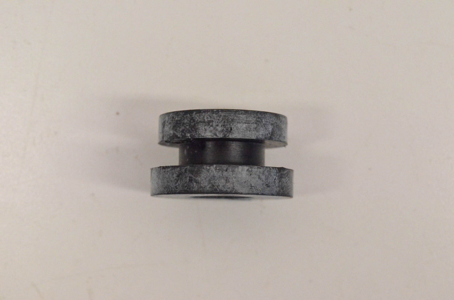 New OEM Yamaha 90480-20132-00 Rubber Grommet NOS